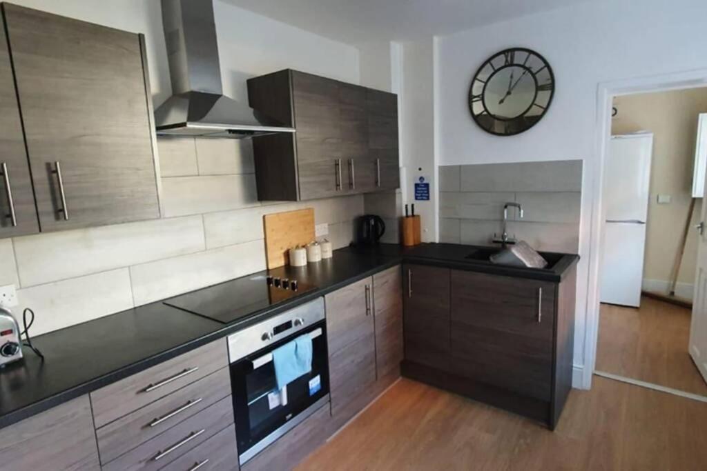 Cannock House ~ 4 Bedrooms All With Ensuite. Rugeley Esterno foto