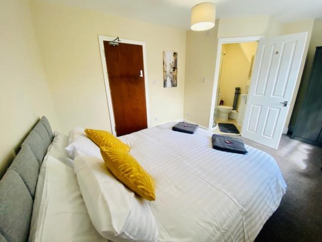 Cannock House ~ 4 Bedrooms All With Ensuite. Rugeley Esterno foto
